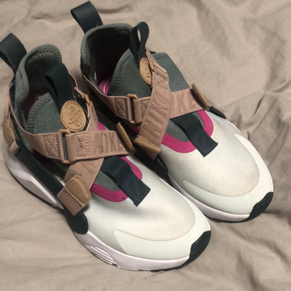 Nike Women's Air Huarache City Neoprene Mesh High Top Athletic Sneaker size 6.5